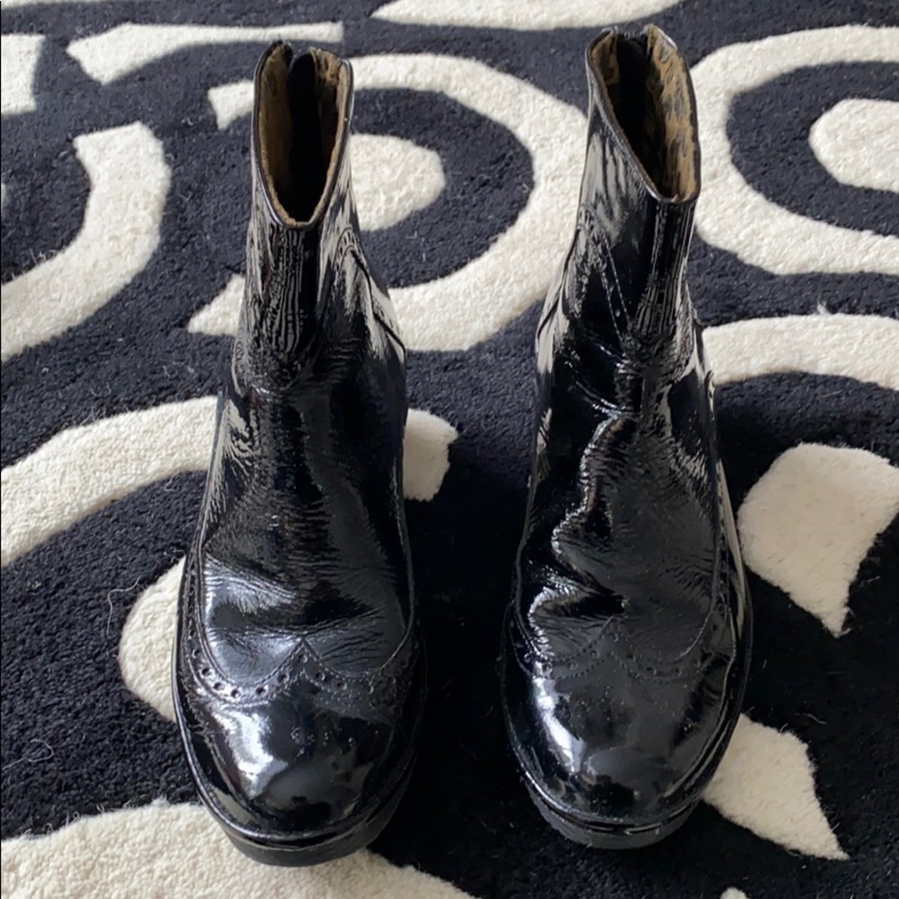 Black patent leather bootie - Fly London